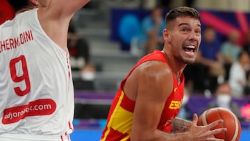 Tbilisi (Georgia), 03/09/2022.- Spanish player Willy Hernangomez (R) in action against Georgia's Giorgi Shermadini (L) during the Eurobasket 2022 group A game between Georgia and Spain in Tbilisi, Georgia, 03 September 2022. (Baloncesto, España) EFE/EPA/ZURAB KURTSIKIDZE
