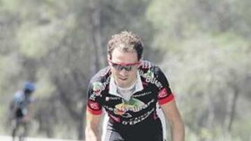 <b>LA LUCHA INDIVIDUAL.</b> Alejandro Valverde se pone serio cuando se asoma por la Sierra de Espuña.