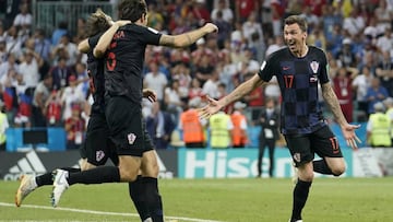 Mario Mandzukic junto a sus compa&ntilde;eros durante el enfrentamiento con Rusia.