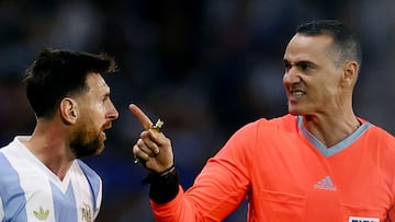 El árbitro Wilmar Roldán se dirige a Leo Messi durante el Argentina-Perú.