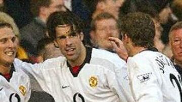 <B>ADAPTACIÓN.</b> Los ingleses deben adaptarse a ver el fútbol a otras horas.