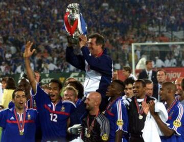 Henry and teammates with the Euro 2000 trophy.