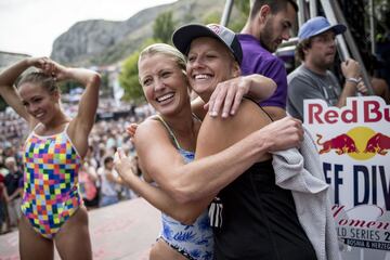 Cesilie Carlton de los Estados Unidos, celebra su victoria con la líder de la serie Rhiannan Iffland de Australia durante la quinta parada del Red Bull Cliff Diving World Series