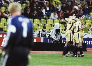 El equipo bávaro que siempre ha sido a gran amenaza para todos los equipos de la Champions también echó un borrón en la máxima competición continental. En un grupo con Deportivo de La Coruña, Lens y Milan, el equipo alemán solo cosechó dos empates ante el Lens francés y se quedo fuera de la Europa League y de la siguiente ronda de Champions. En aquella plantilla del Bayern estaban Ballack, Kahn, Salihamidzic, Pizarro o Zé Roberto.