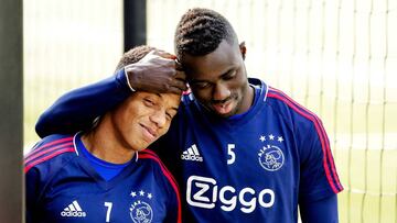 ams01 AMSTERDAM (HOLANDA) 16/08/2017.- Los futbolistas del Ajax de Amsterdam David Neres (izq) y Davinson Sánchez participan en un entrenamiento del equipo en Amsterdam (Holanda) hoy, 16 de agosto de 2017, para preparar el partido de ida de la fase clasificatoria de la Liga Europa de la UEFA contra el Rosneborg Trondheim de mañana. EFE/Robin Van Lonkhuijsen