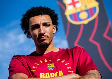 El Barcelona incorpora al ala-pivot de 25 años para reforzar sus filas. En su última temporada, jugó para tres equipos: Memphis Hustle (filial de Memphis Grizzlies), Maine Celtics (conjunto B de Boston Celtics) y Boston Celtics, donde disputó sus únicos tres partidos en la NBA. Asimismo, el estadounidense ya sabe cómo es el baloncesto al otro lado del charco, ya que militó durante tres partidos en el Çağdaş Bodrumspor de la liga turca.