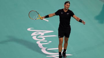 El tenista espa&ntilde;ol Rafa Nadal se lamenta durante su partido ante Denis Shapovalov en el Mubadala World Tennis Championship de Abu Dabi.