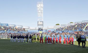 Los jugadores del Getafe y del Real Madrid saludan desde el centro del campo antes del inicio del encuentro. 