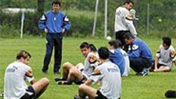 <B>DECISIÓN POR CONFIRMAR</B>. Los jugadores del Oviedo esperan alguna solución, y si no llega, presentarán sus denuncias antes del 30 de junio .