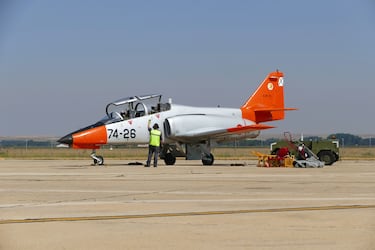 Es un avión de entrenamiento avanzado y ataque ligero. España adquirió 88 unidades de la versión C-101EB entre 1980 y 1983, utilizadas principalmente en la Academia General del Aire y por la Patrulla Águila. Actualmente, 42 de estos aviones están en servicio, aunque muchos están en proceso de retirada.