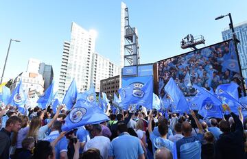 Seguidores del City celebrando el título liguero junto a la plantilla. 