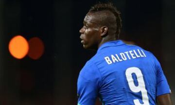 Balotelli nació en Palermo, Italia. Hijo de inmigrantes ghaneses Thomas y Rose Barwuah, fue adoptado por Francesco y Silvia Balotelli porque sus padres no podían cuidarlo. Mario tomó su apellido y creció en la ciudad de Concesio, Brescia, donde su familia