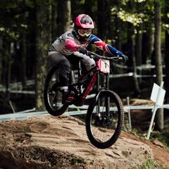 Loic Bruni y Tracey Hannah sufren pero ganan la Copa del Mundo de Descenso