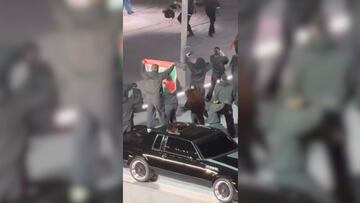 Un integrante del elenco irrumpió con una bandera de Palestina y Sudán, antes de ser retirado por seguridad.