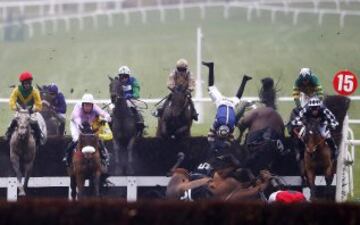 Caída del jinete Wayne Hutchinson de su caballo 'Midnight Prayer' durante el Handicap de BetVictor en el hipódromo de Cheltenham, Inglaterra.