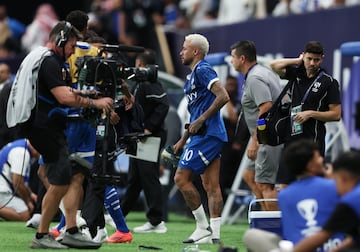 El brasileño, que siente molestias en la parte de atrás de su rodilla derecha, pide el cambio y sale del campo por su propio pie. Su equipo, el Al Hilal, gana 3-0 al Esteghlal iraní en la cuarta jornada del Champions AFC.