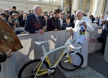 Sagan regala una bicicleta al Papa Francisco en el Vaticano