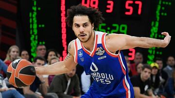 Shane Larkin, en un partido con el Anadolu Efes.