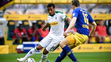 Alassane Plea en acción contra Lukas Klostermann