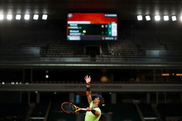 Rafa Nadal lanzando la bola al aire para sacar en el partido de segunda ronda de Roland Garros de 2021 contra el tenista francés Richard Gasquet.