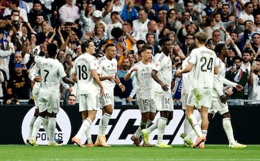 Los jugadores del Real Madrid celebran el 1-0 de Mbappé al Barcelona. 