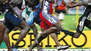 <b>CALCETINES ALTOS DE HILO.</B> Collins se proclamó ayer campeón mundial de 100 metros vestido de negro y con unos peculiares calcetines altos de hilo.