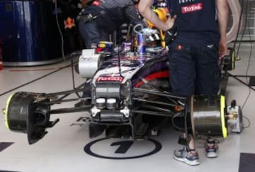 El coche de Sebastian Vettel en el garaje.