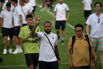 Dani Alves back at Camp Nou with Pumas
