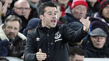 Marco Silva grita a sus jugadores durante el derbi del miércoles ante el Liverpool en Anfield.