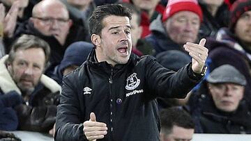 Marco Silva grita a sus jugadores durante el derbi del mi&eacute;rcoles ante el Liverpool en Anfield.