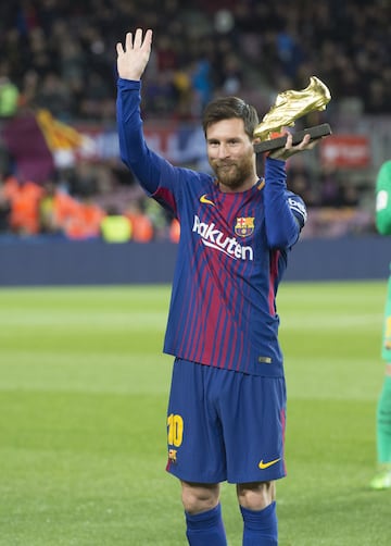 Leo Messi shows off his Golden Shoe award at Camp Nou ahead of the Deportivo game.