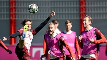 Müller se impone a sus compañeros al intentar controlar un balón en el entrenamiento de ayer.