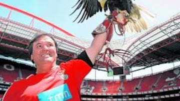 <b>CON EL ÁGUILA. </b>Juan Bernabé posa con Vitoria, orgullo de los aficionados del Benfica.