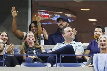 El cantante llegó a ver uno de los duelos de Roger Federer.