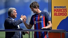 Soccer Football - Champions League - FC Barcelona unveil Marcos Alonso - Ciutat Esportiva Joan Gamper, Barcelona, Spain - September 6, 2022  New FC Barcelona player Marcos Alonso with FC Barcelona president Joan Laporta during the presentation REUTERS/Pablo Morano