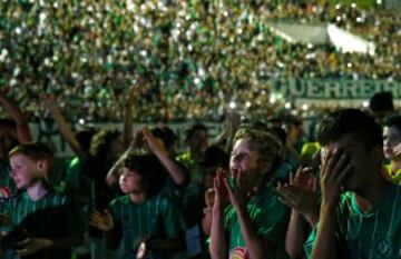 Homenaje del Pueblo Chapecoense en el estadio Arena Condá, este miércoles 30 de noviembre.