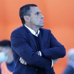 Poyet divide a Cruzados