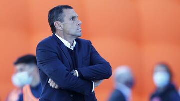 Poyet divide a Cruzados