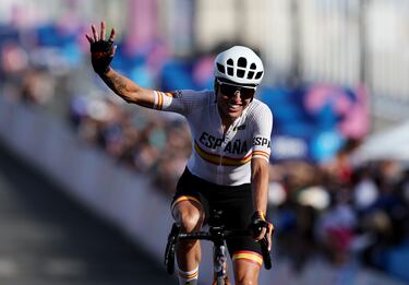 La corredora estadounidense se lleva la prueba de ciclismo en ruta femenino tras un ataque espectacular acometido a tres kilómetros de la línea de meta. Medalla de plata para la belga Kopecky y bronce para la neerlandesa Vos. Mavi García termina sexta.