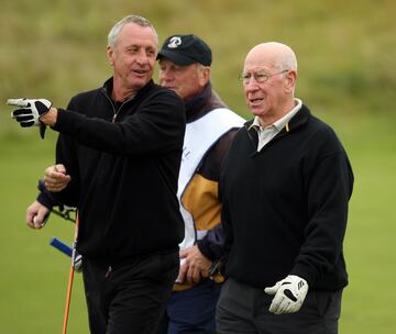 Sir Bobby Charlton con Johan Cruyff durante la segunda ronda del Campeonato Alfred Dunhill en Kingsbarns Golf el 2 de octubre de 2009 en Kingsbarns, Escocia.