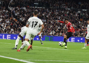 1-3. Rafael Leão se interna por la derecha en el área madridista asiste a Tijjani Reijnders que define con un disparo raso para batir a Adriy Lunin.