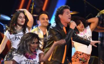 Carlos Vives recibió dos premios Latin Grammy por la canción 'La Bicicleta', que interpreta con Shakira. La ceremonia fue en la noche del jueves en el T-Mobile Arena de Las Vegas, allí el cantante samario homenajeó a los ciclistas colombianos.