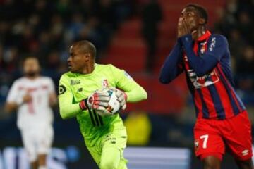 El nigeriano es triple mundialista con su país (2002, 2010 y 2014). Llegó al Lille en 2011, partió a préstamo y desde el 2013 es titular indiscutido.