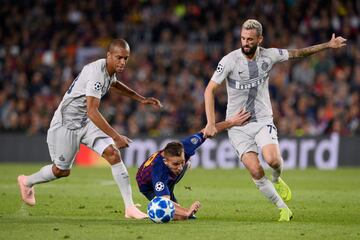 Arthur entre Marcelo Brozovic y Joao Miranda.