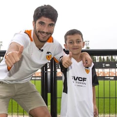 Carlos Soler arropa a un benjamín que debe dejar el fútbol por una enfermedad rara
