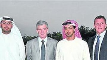 <b>EL NUEVO CITY. </b>Al Mubarak, Mark Hughes, Al Nahyan y Cook.