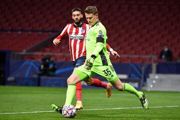 Yannick Carrasco y Alexander Nübel.