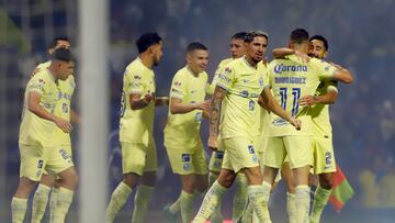 MEX1929. CIUDAD DE MÉXICO (MÉXICO), 20/08/2022.- Jugadores del América celebran un gol contra el Cruz Azul, hoy, durante un partido por la jornada 10 del torneo Apertura 2022 de la Liga MX, en el estadio Azteca en Ciudad de México (México). EFE/ Isaac Esquivel
