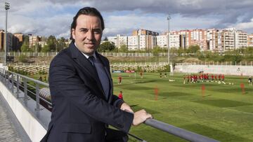 Raúl Martín Presa posa con el entrenamiento del equipo de fondo.