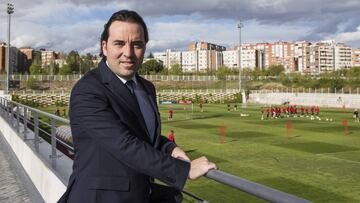 Ra&uacute;l Mart&iacute;n Presa posa con el entrenamiento del equipo de fondo.